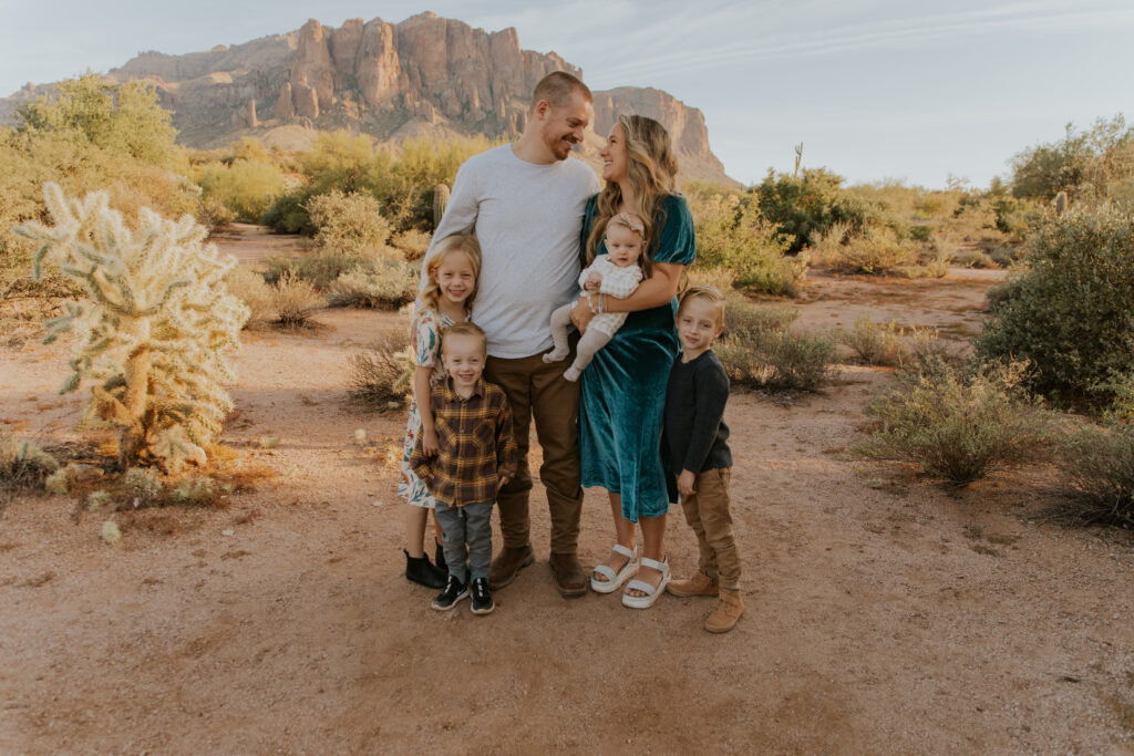 Beautiful Arizona family laughs together during their family photos in the Superstition Mountains. #Arizonfamilyphotographer #Phoenixphotolocations #superstitionmountains #familyphotographer #ChelseyMichellePhotography #Scottsdalephotographer #familyphotosinspo #LostDutchmanStatePark