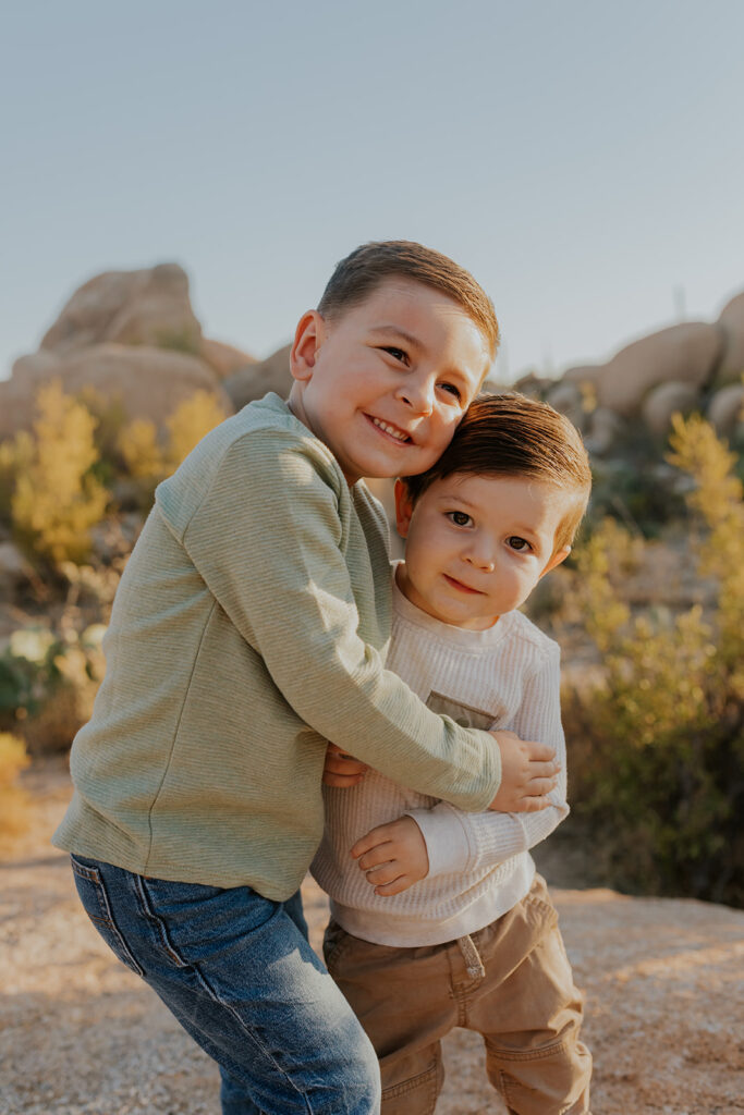 Little kids are super busy, but they’re also very authentic and genuine. Chelsey Michelle Co Photography loves snapping photos of those interactions because they usually end up being the pictures you cherish the most. 
#ChelseyMichelleCoPhotography #MaternityPhotos #EastValleyAZ #familyphotos
