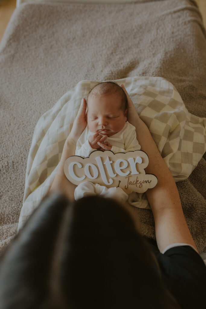 A fun detail to announce the baby’s name is a customizable nameplate to take photos with to announce the baby’s name to friends and family. Newborn photos tips ideas arizona motherhood 
#fresh48 #GilbertAZnewbornphotography #newbornphotographer #chelseymichellephotography#siblingphotography
