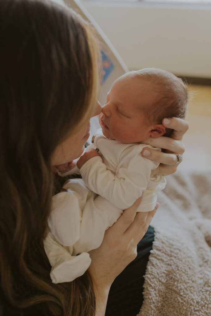  Mother and newborn baby snuggle together in the hospital, their connection is in full bloom. Mom baby love motherhood newborn photography #fresh48 #GilbertAZnewbornphotography #newbornphotographer#chelseymichellephotography #siblingphotography#fresh48 #GilbertAZnewbornphotography #newbornphotographer#chelseymichellephotography#siblingphotography
