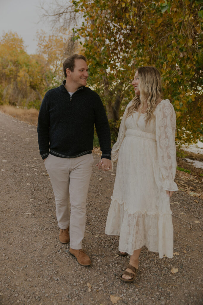 Chelsey Michelle a photographer based in Gilbert Arizona, shares a sweet engagement session and about the wonderful relationship that is made with each photography client. Arizona gilbert weddings engagements outdoor #engagementphotosgilbert #azbrides #couplephotography #arizonaweddings #chelseymichellephotography
